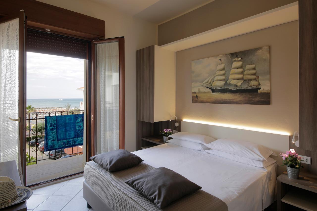 Hotel Villa Fulgida Cattolica Exterior foto